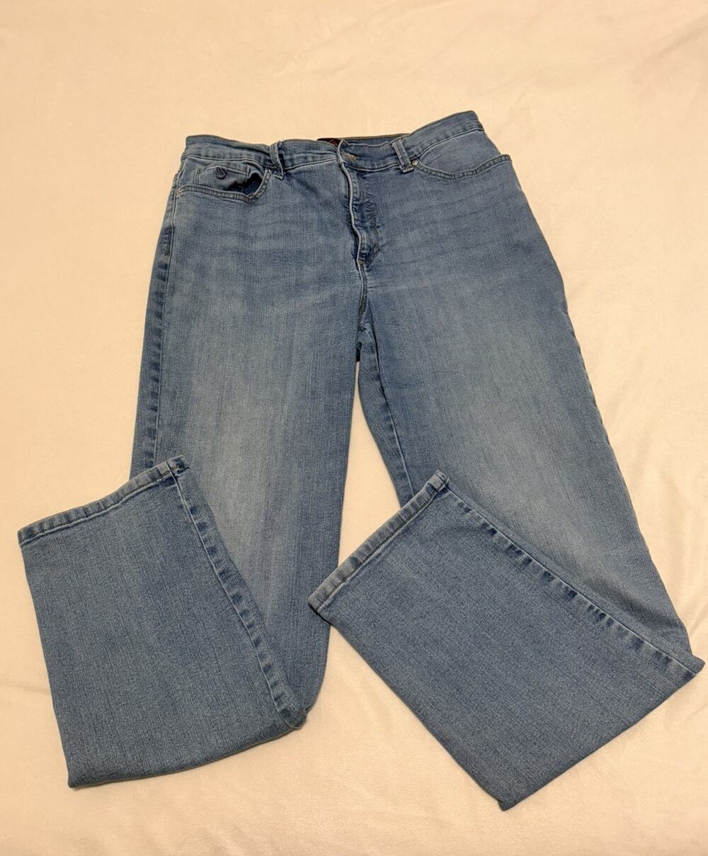 Gloria Vanderbilt Amanda Straight Leg Jeans Size 14, light blue.